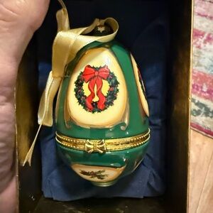 Vintage 2008 Green Holiday Egg musical Ornament. Valerie Parr Hill